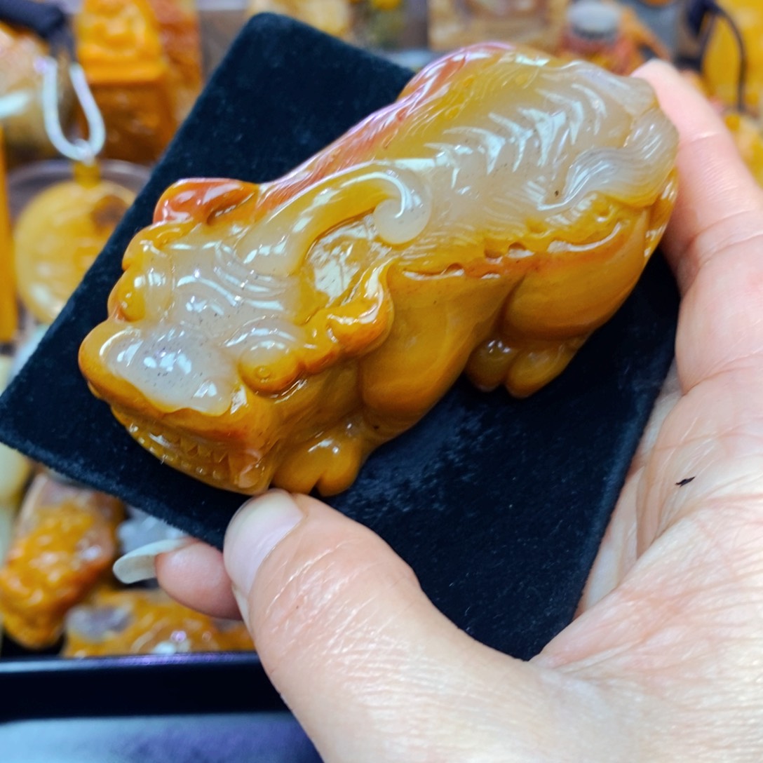 未镶嵌石英质玉（黄龙玉）颈饰