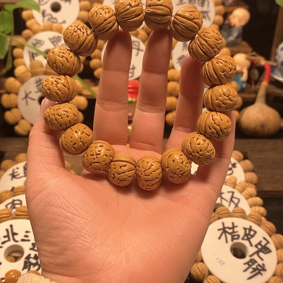 【闪购商品】Y****。桃核纽扣核桃手串