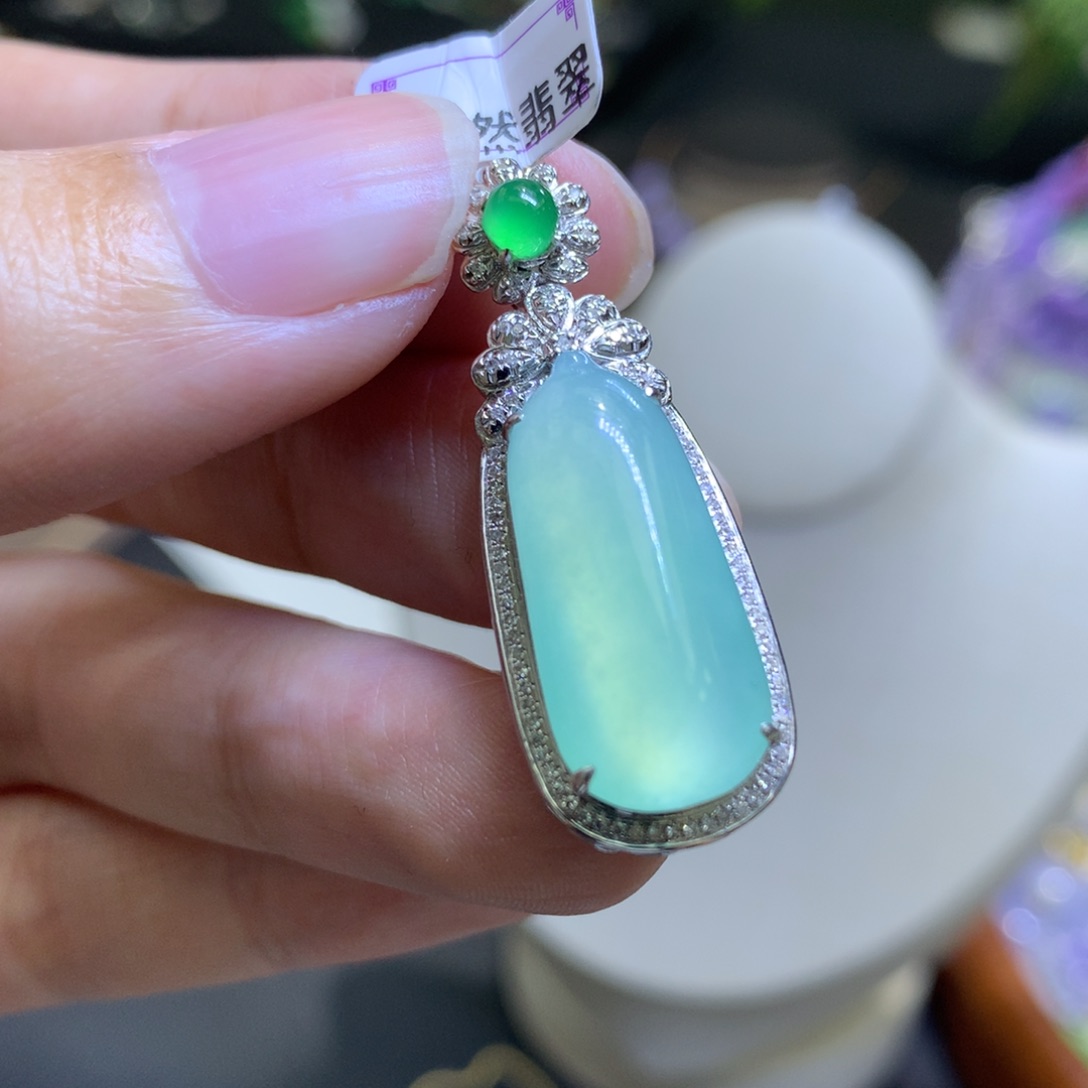 颈饰18K金镶嵌翡翠