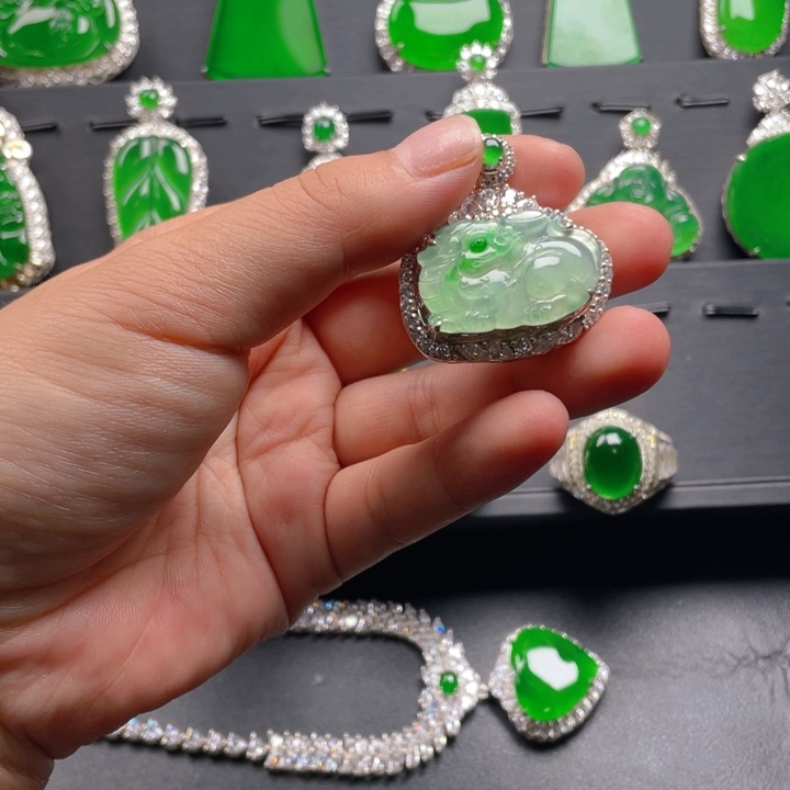 翡翠颈饰未镶嵌翡翠吊坠