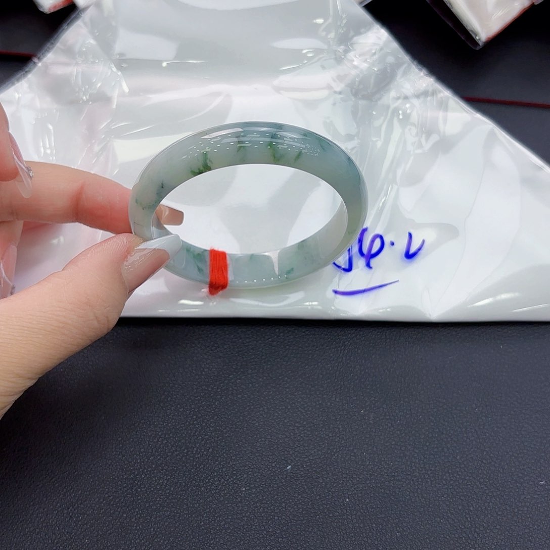 翡翠手镯未镶嵌手镯