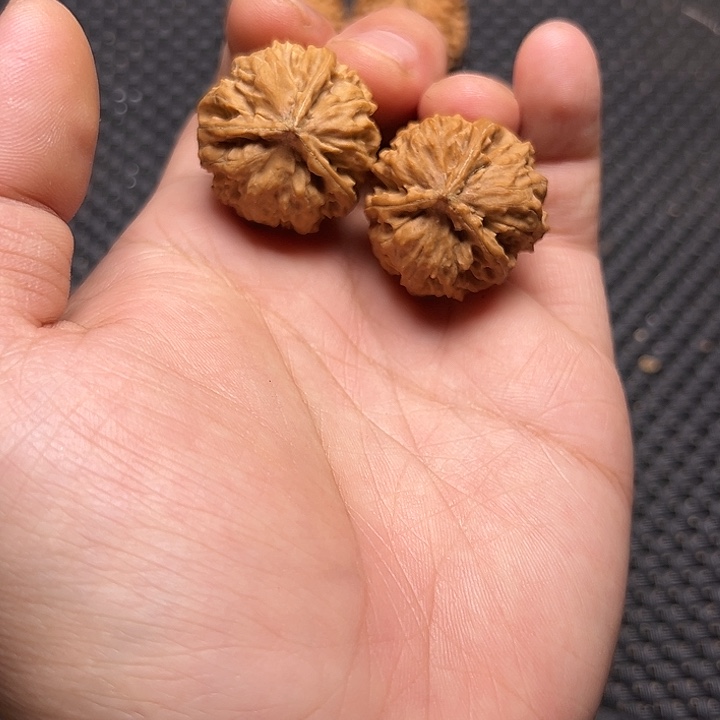 文玩核桃吊坠三棱