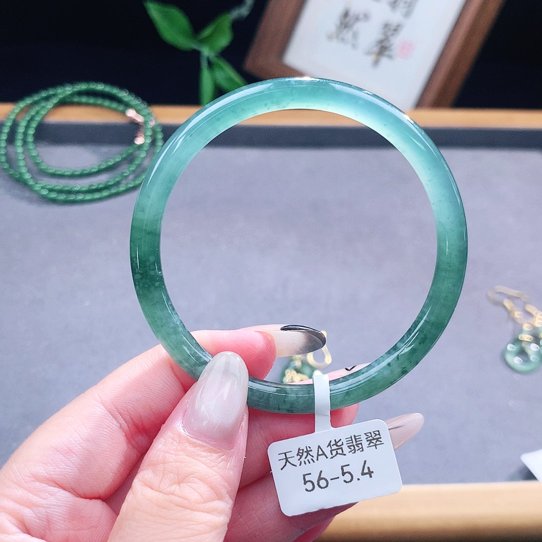 翡翠手镯（圆镯）未镶嵌