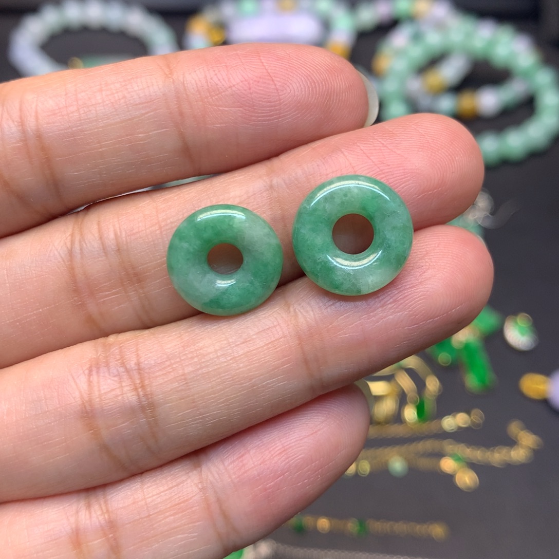 翡翠未镶嵌颈饰有纹