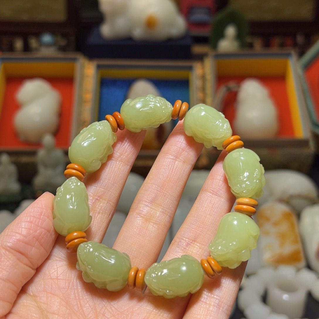 与***行和田玉未镶嵌挂件