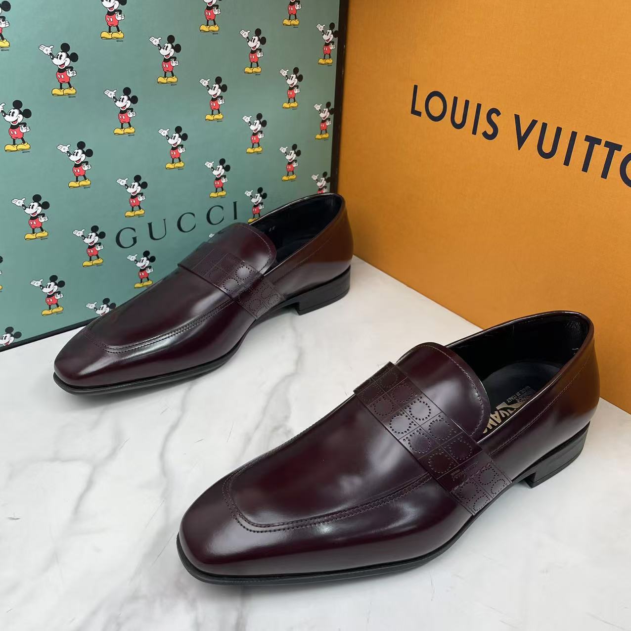 未使用 FERRAGAMO/菲拉格慕 棕色亮面正装潮流百搭皮鞋/42码/放置