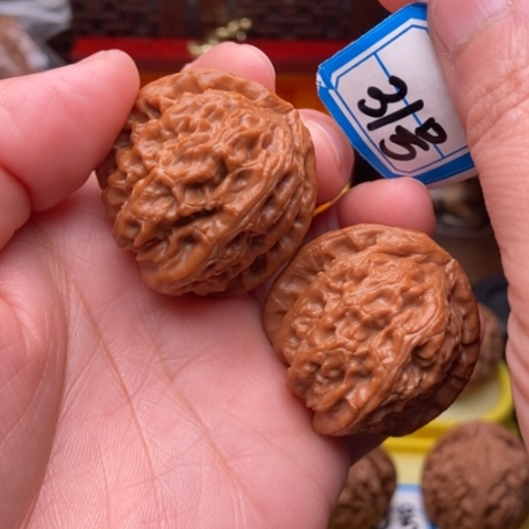 文玩核桃吊坠三角白38