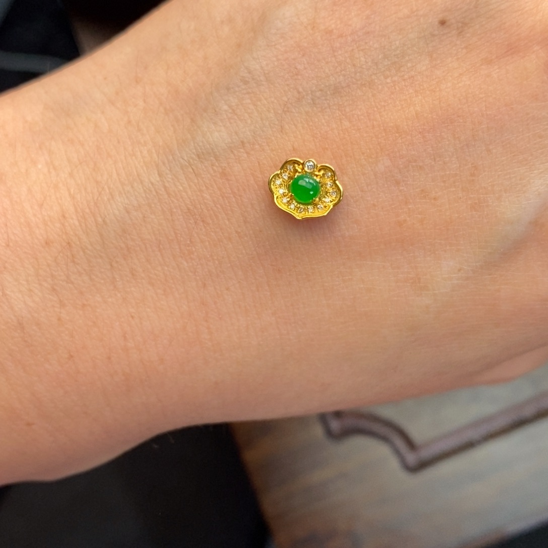 B***O翡翠18K金镶嵌颈饰翡翠