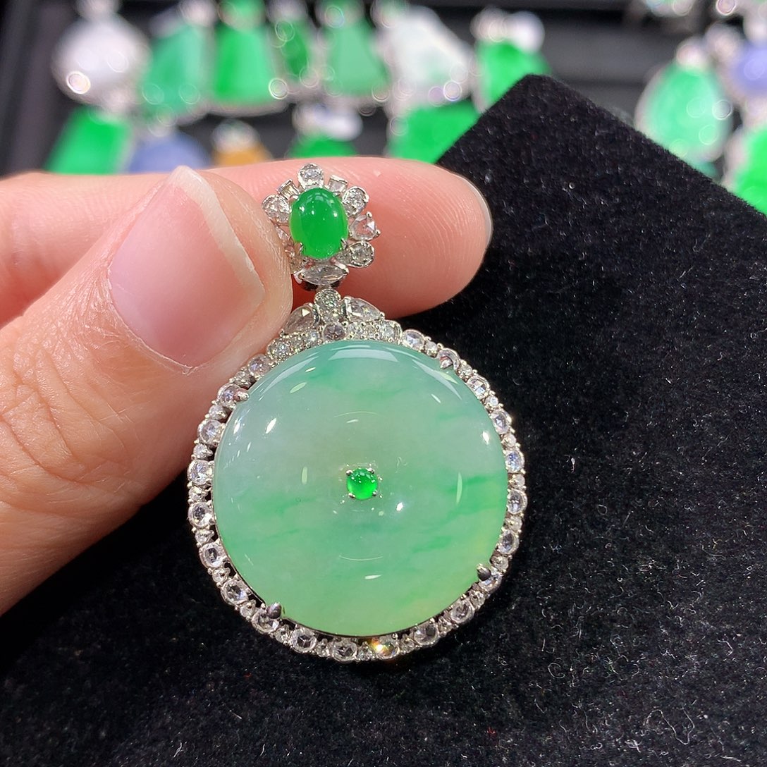 翡翠18K金镶嵌颈饰