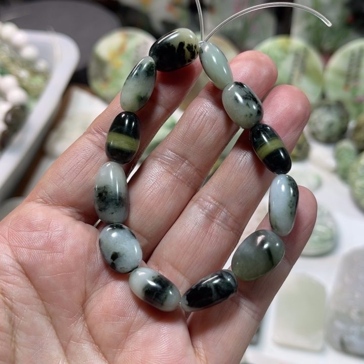 独山玉未镶嵌颈饰