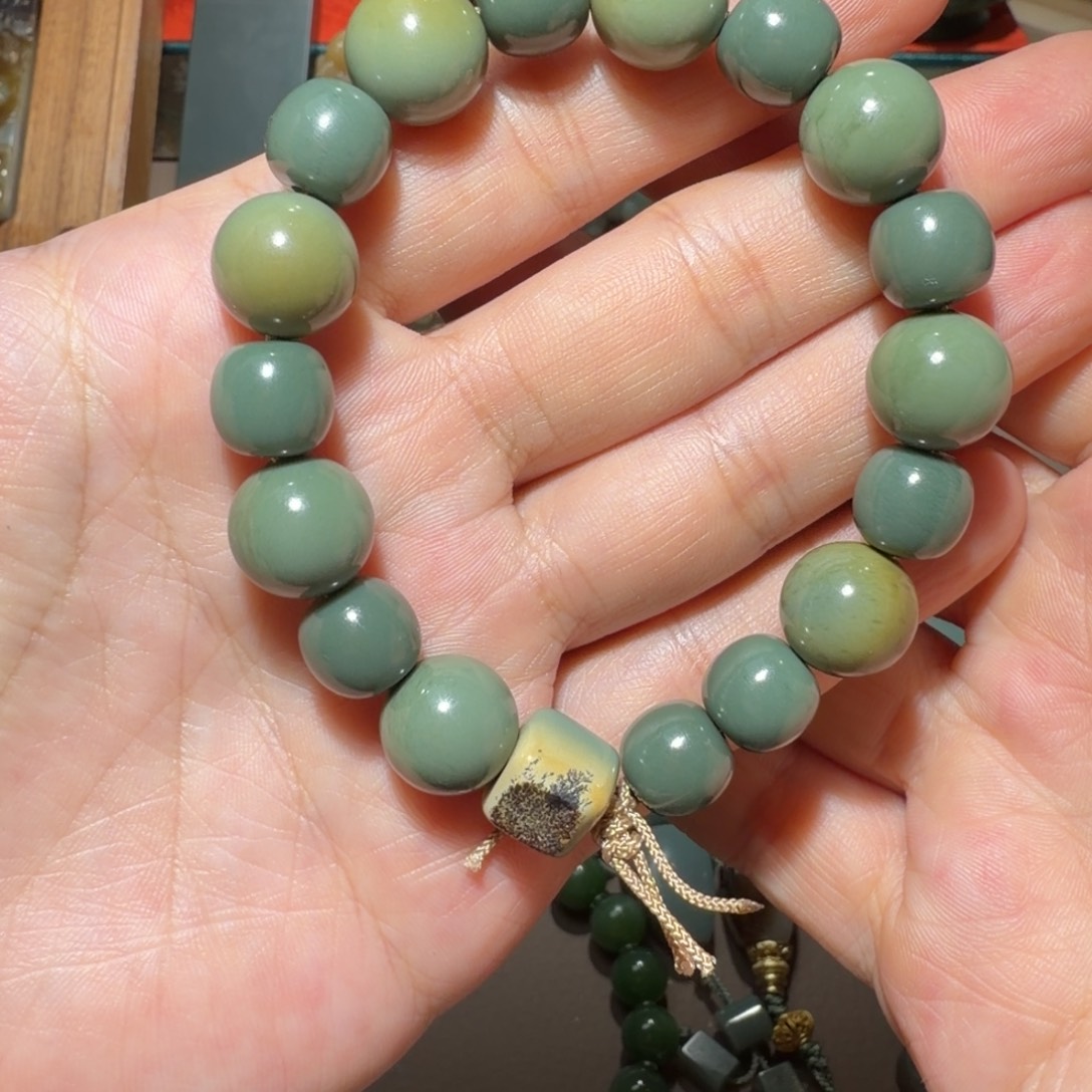 江***娇和田玉未镶嵌颈饰