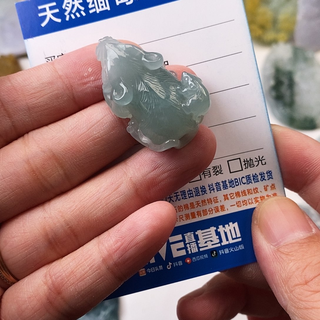 翡翠未镶嵌颈饰鼠来财