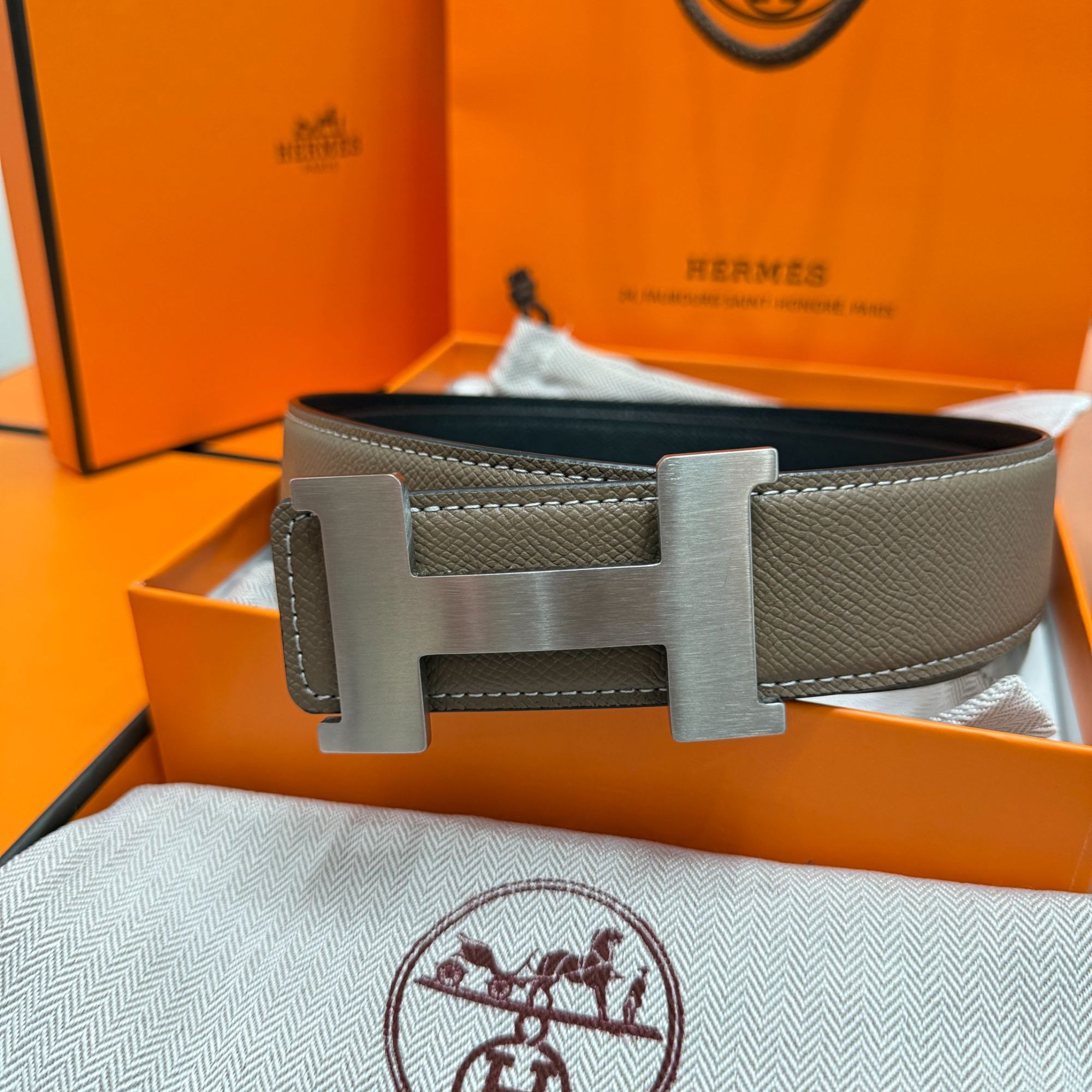 HERMES PARlS爱马仕男士黑色大象灰色拉丝金扣H腰带礼盒款