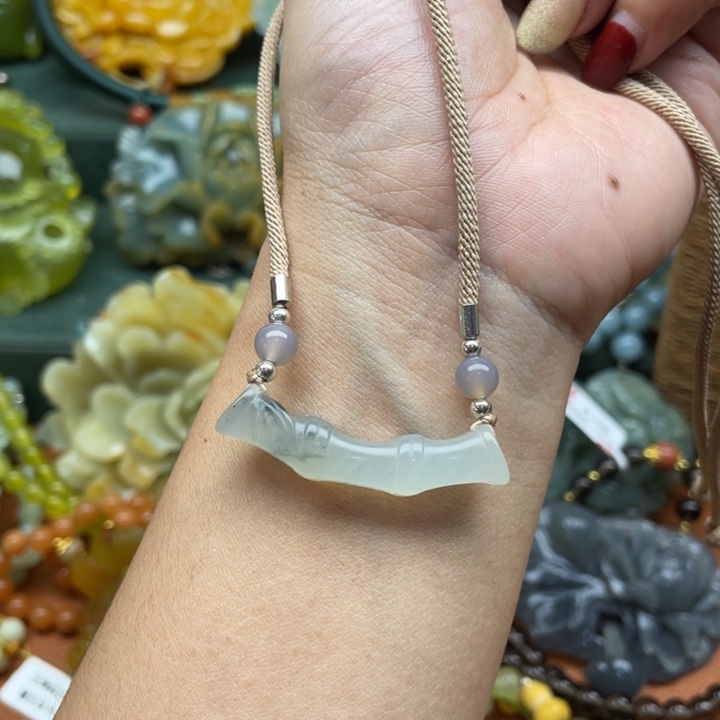 蛇纹石玉吊坠合金