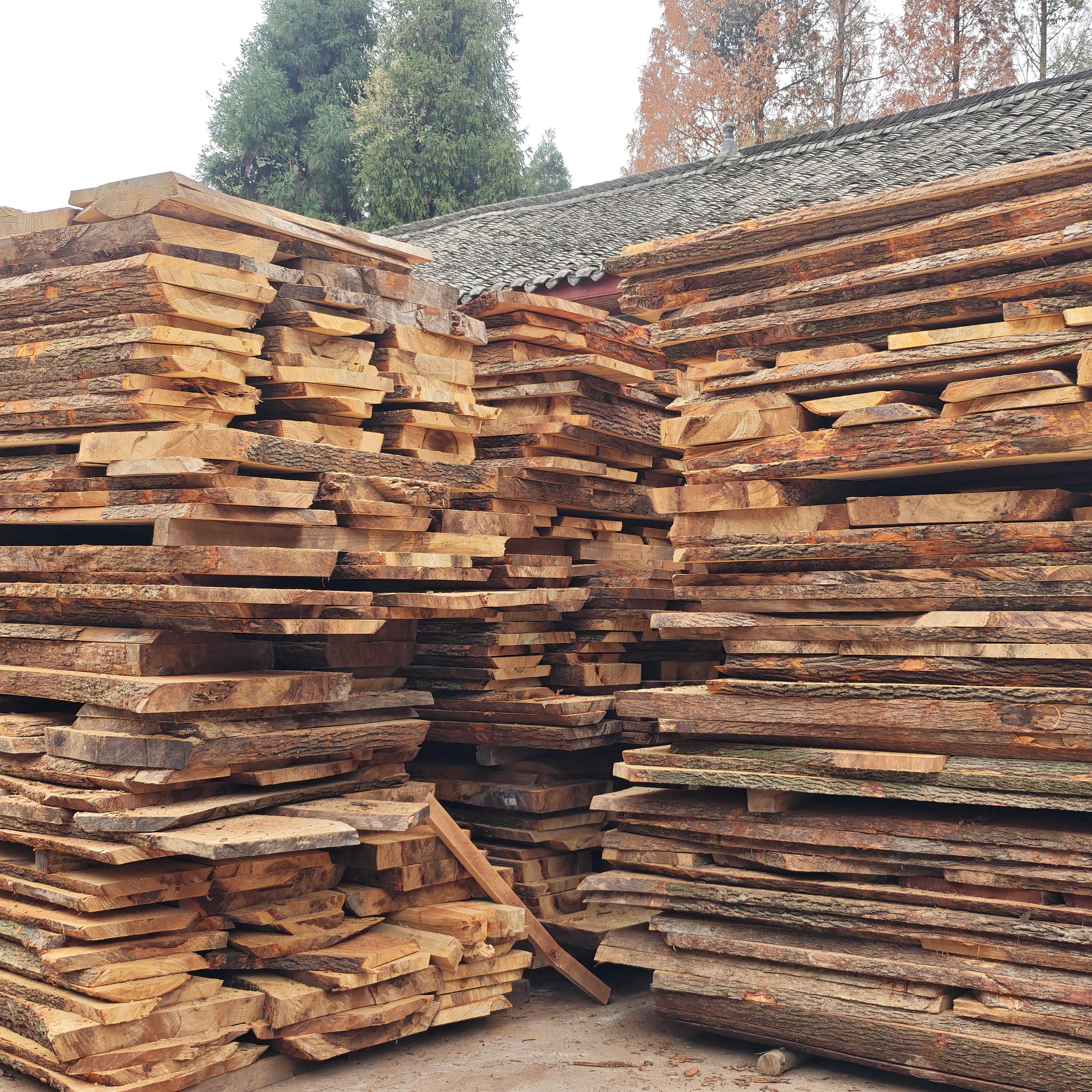 原材料板材，家具料，有轻微裂口，树节，水分收缩缝属于正常现象慎拍