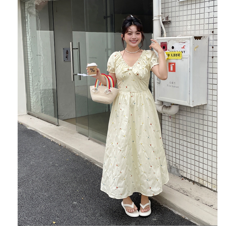 大码微胖温柔甜美风刺绣连衣裙女装夏季宽松百搭胖MM显瘦垂感裙子