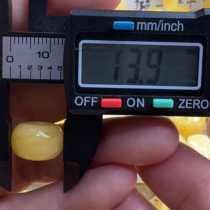 未镶嵌琥珀裸石22