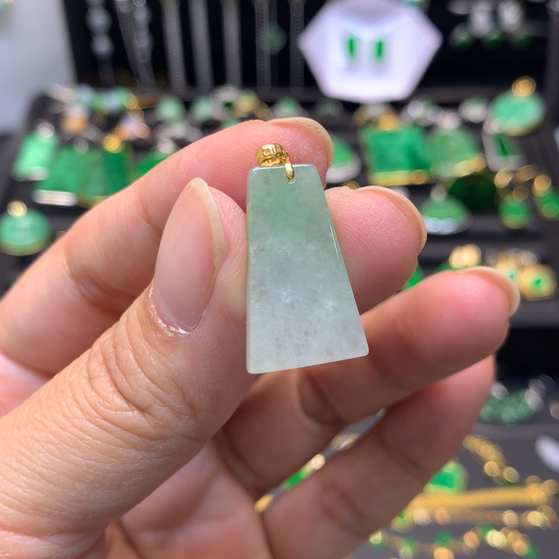 翡翠18K金镶嵌颈饰有纹