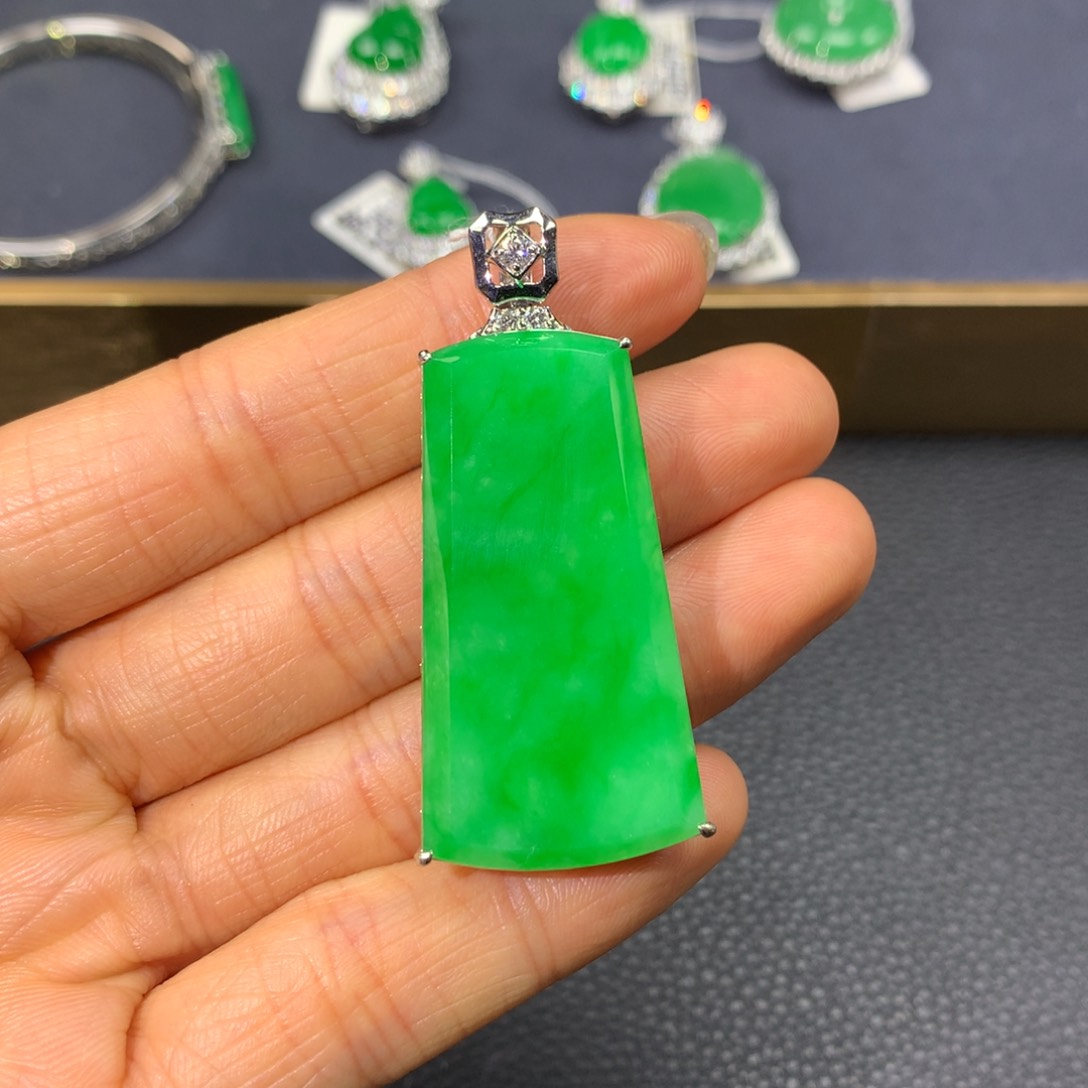 翡翠颈饰18K金镶嵌翡翠