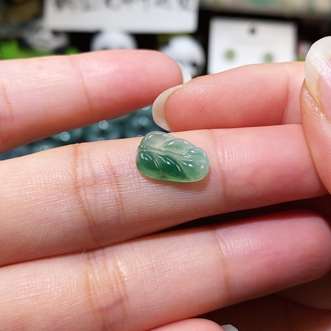 翡翠未镶嵌颈饰飘花叶子