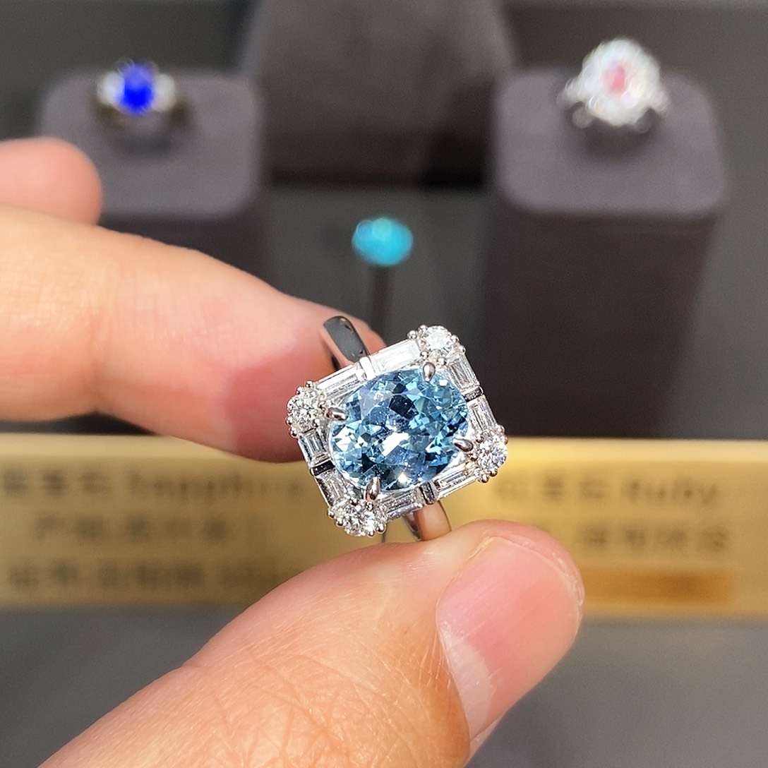 海蓝宝石戒指18K金镶嵌2.5克拉