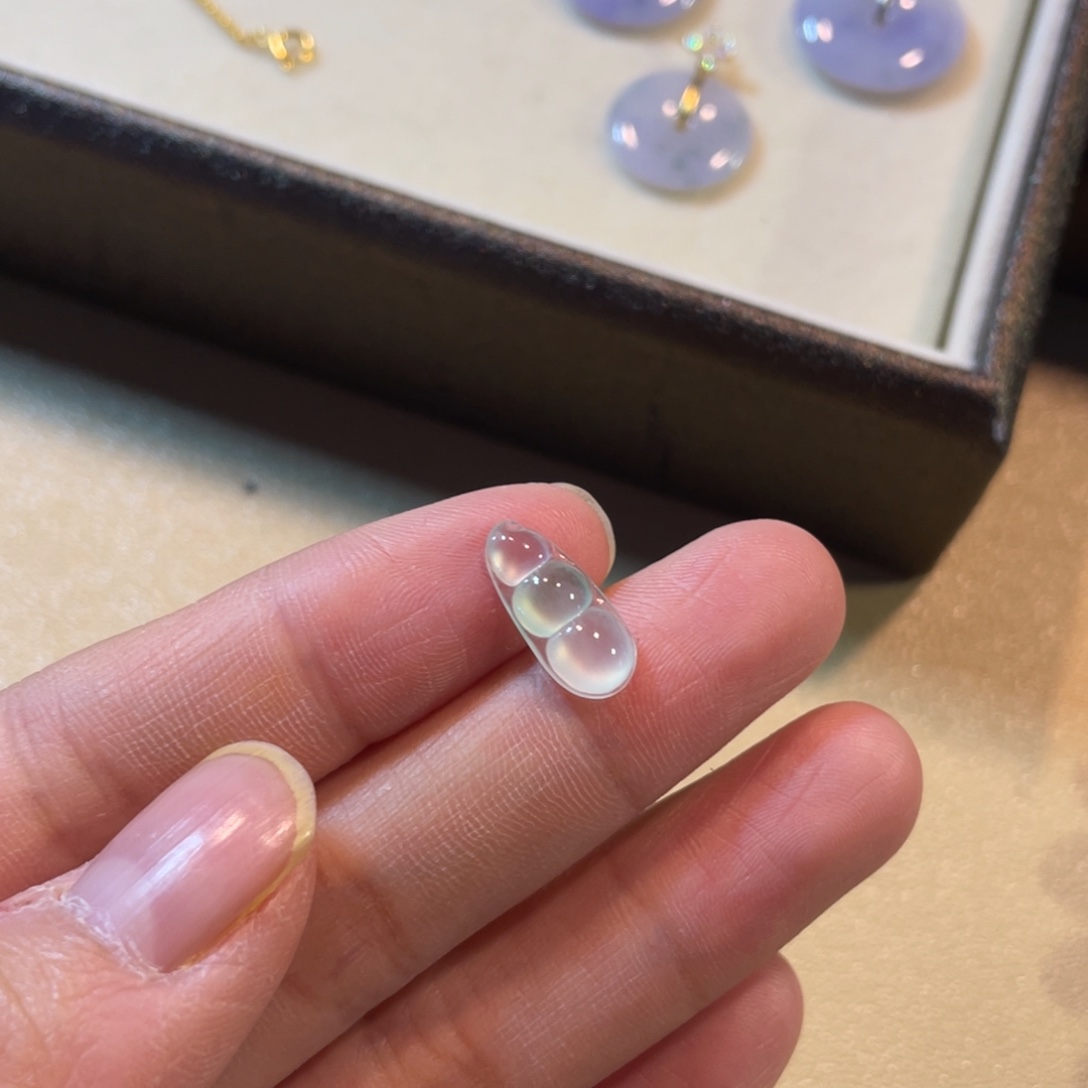 翡翠未镶嵌颈饰天然翡翠福豆裸石