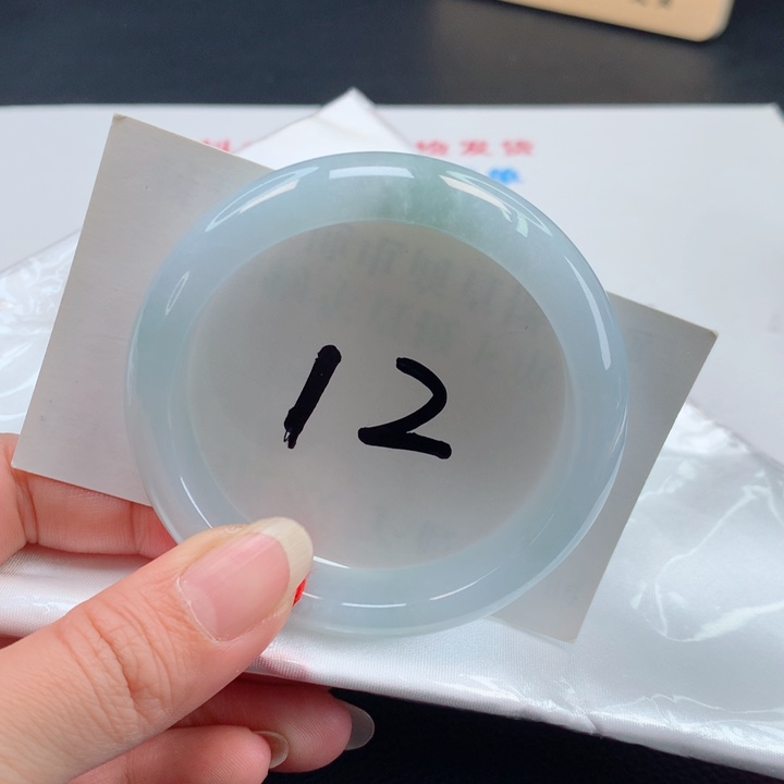 翡翠手镯未镶嵌冰