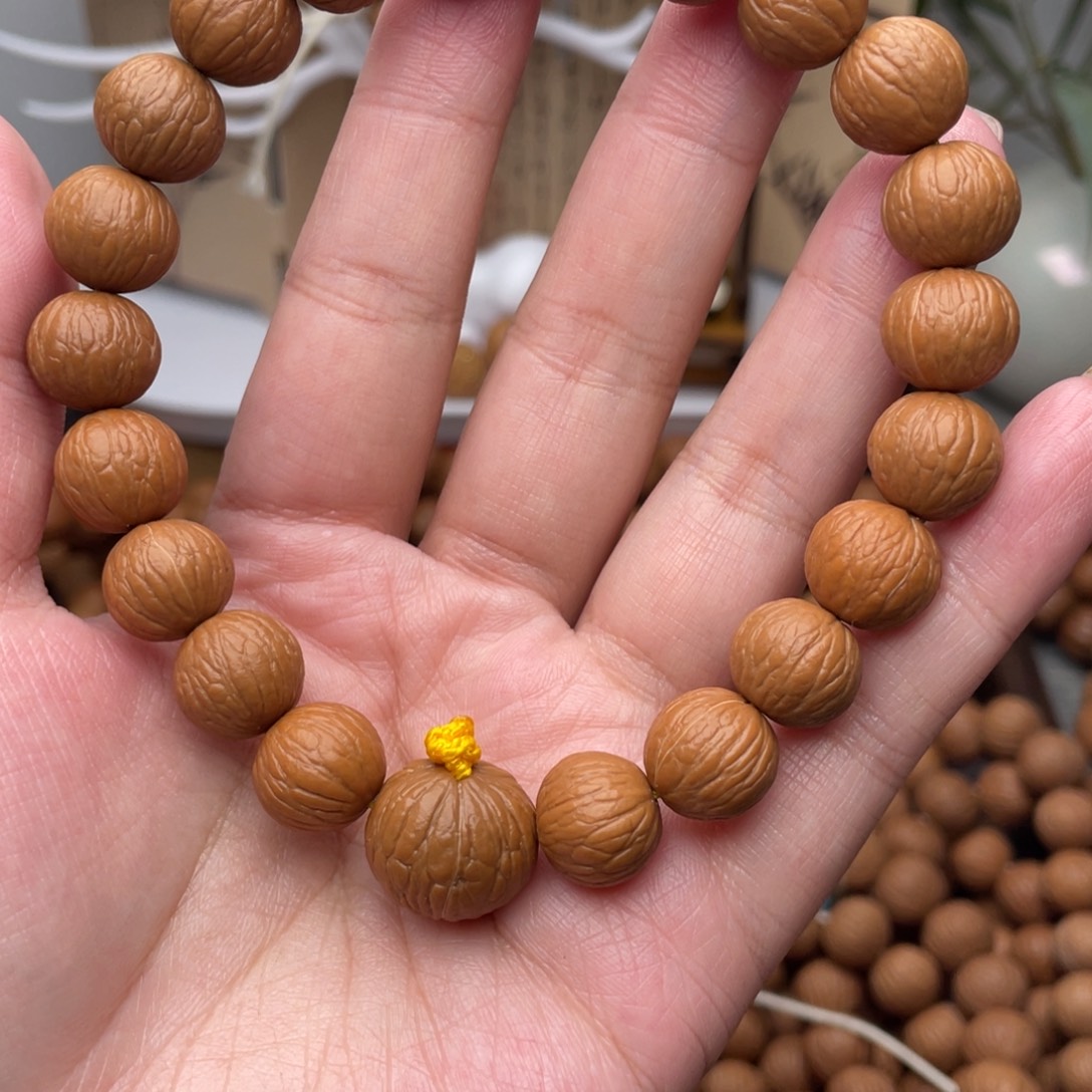 宋***铨桃核手串同尺凤羽手持