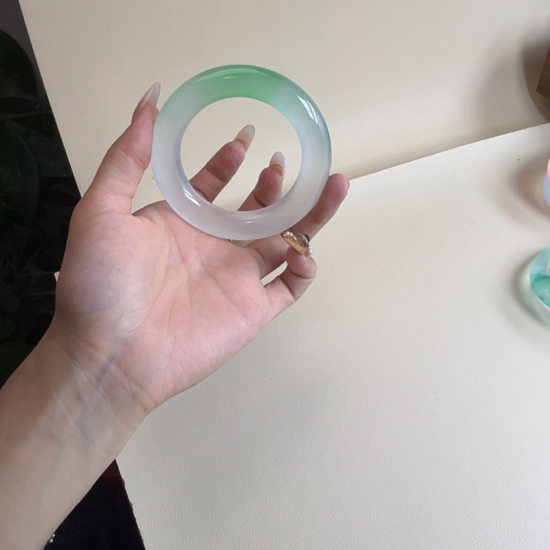 李***-玉时尚飘花手镯52李李