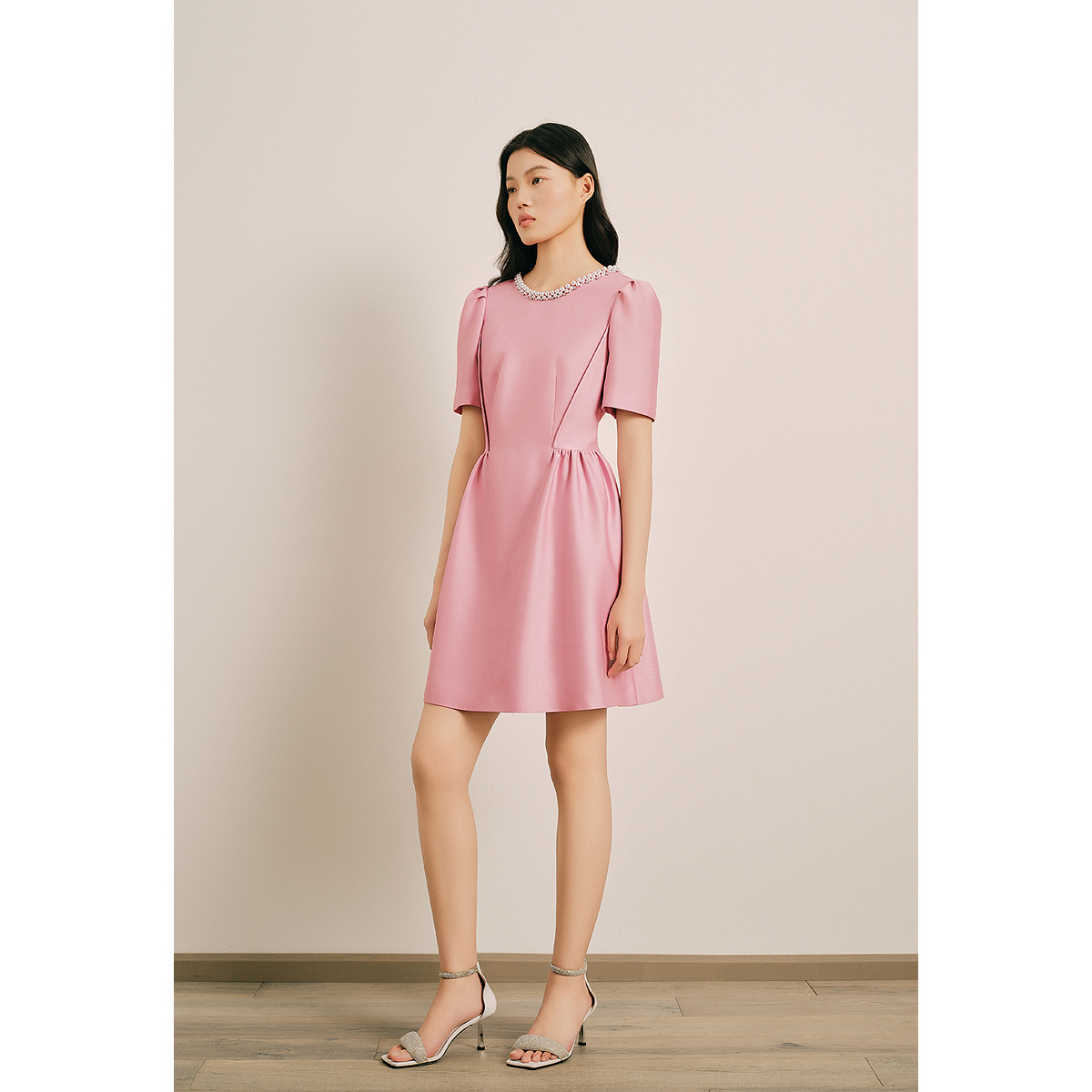 奥丽嘉朵2025夏季新款香芋粉色钉珠打褶下摆压褶连衣裙1C65205030