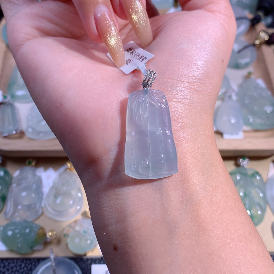 翡翠吊坠(不含链)18K金镶嵌