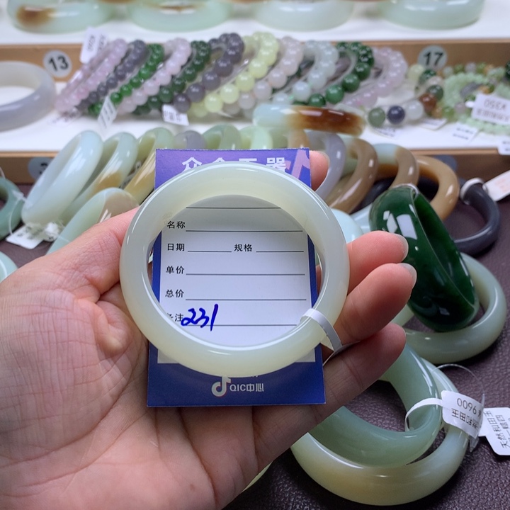 和田玉未镶嵌手镯