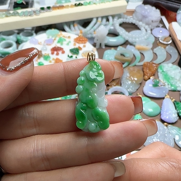 翡翠颈饰未镶嵌白菜