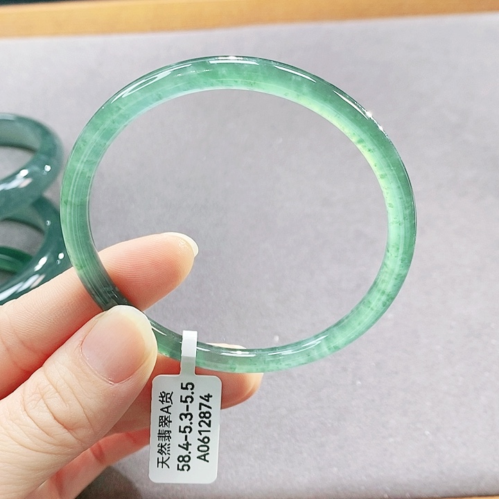 翡翠未镶嵌手镯（圆镯）