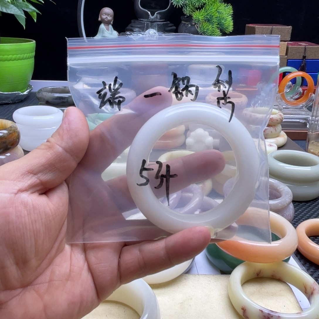 端***梨石英岩玉未镶嵌手镯