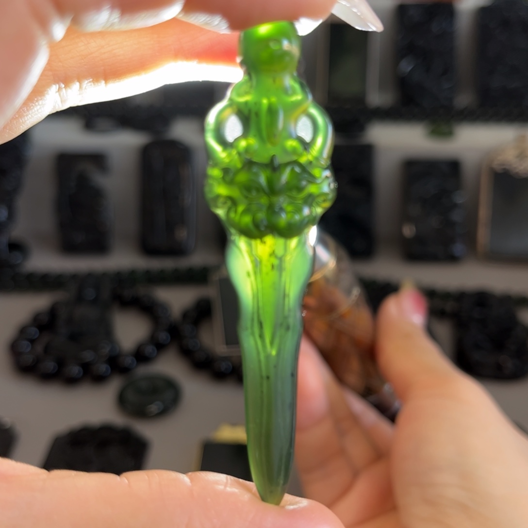 蛇纹石玉颈饰合金