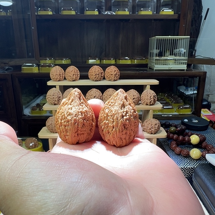 热***河文玩核桃把件苹果园变异坐佛
