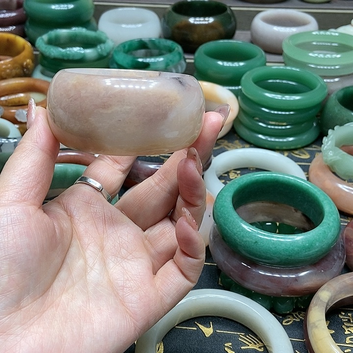 石英质玉手镯未镶嵌