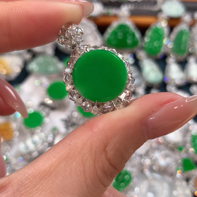 【闪购商品】翡翠颈饰18K金镶嵌圆无事牌