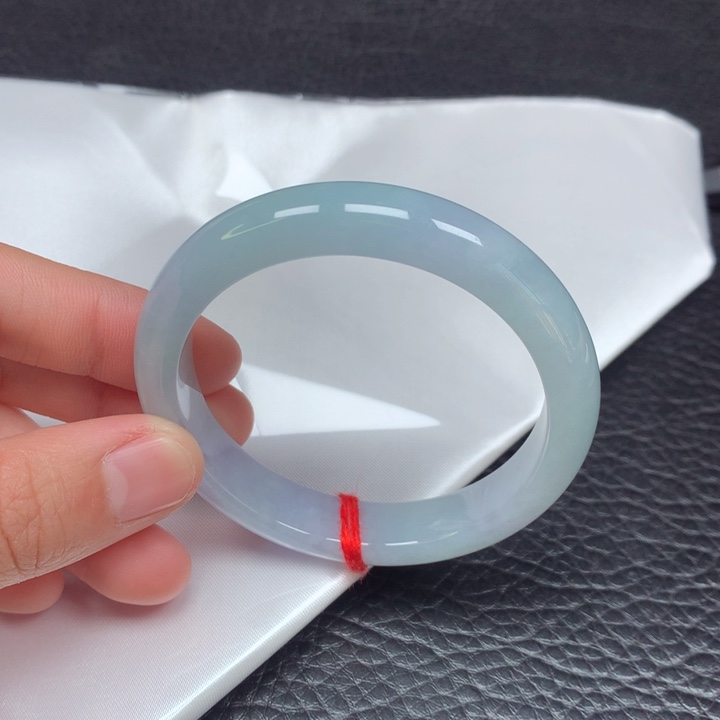 翡翠手镯未镶嵌。