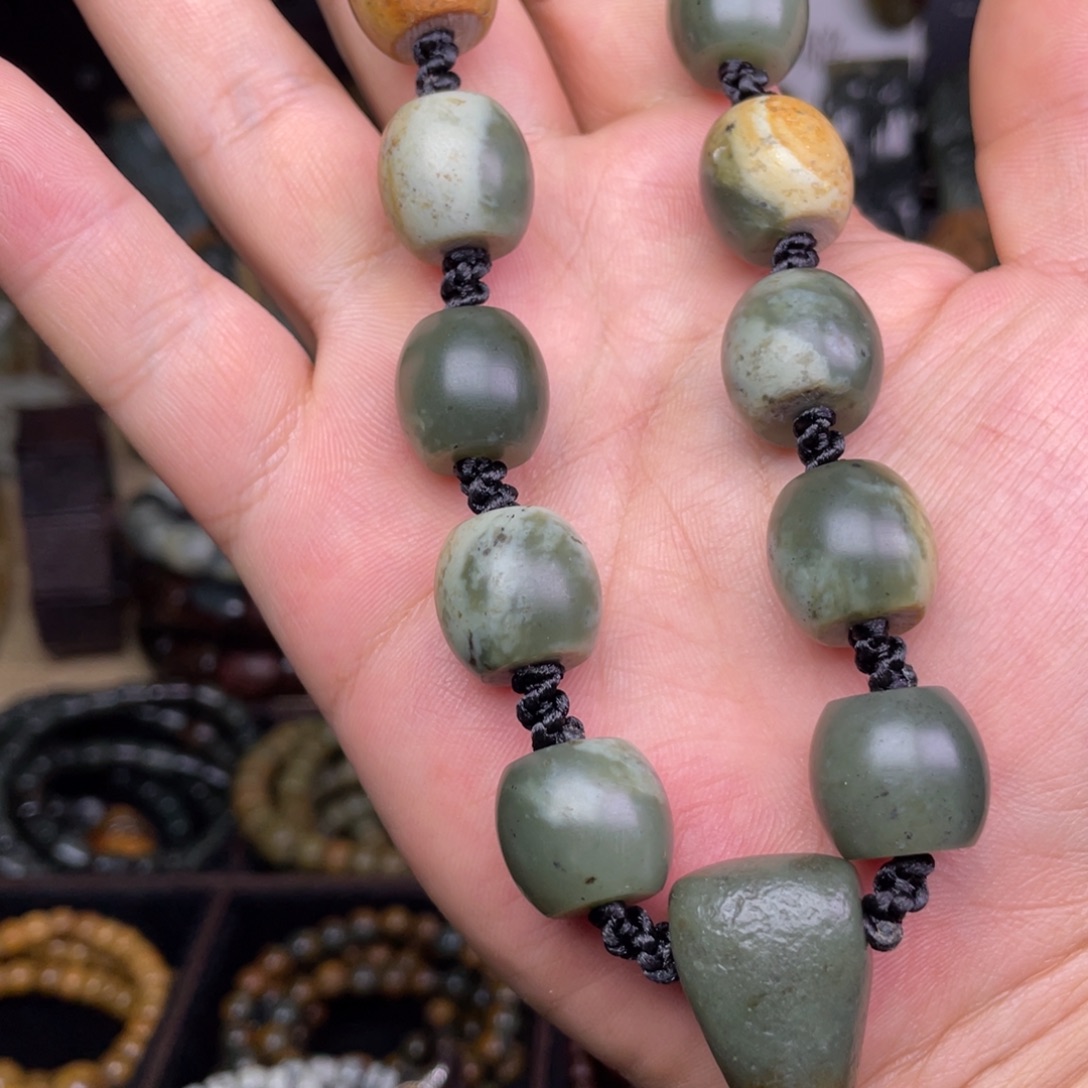 岫岩河磨玉（透闪石质玉）未镶嵌颈饰16×17手持