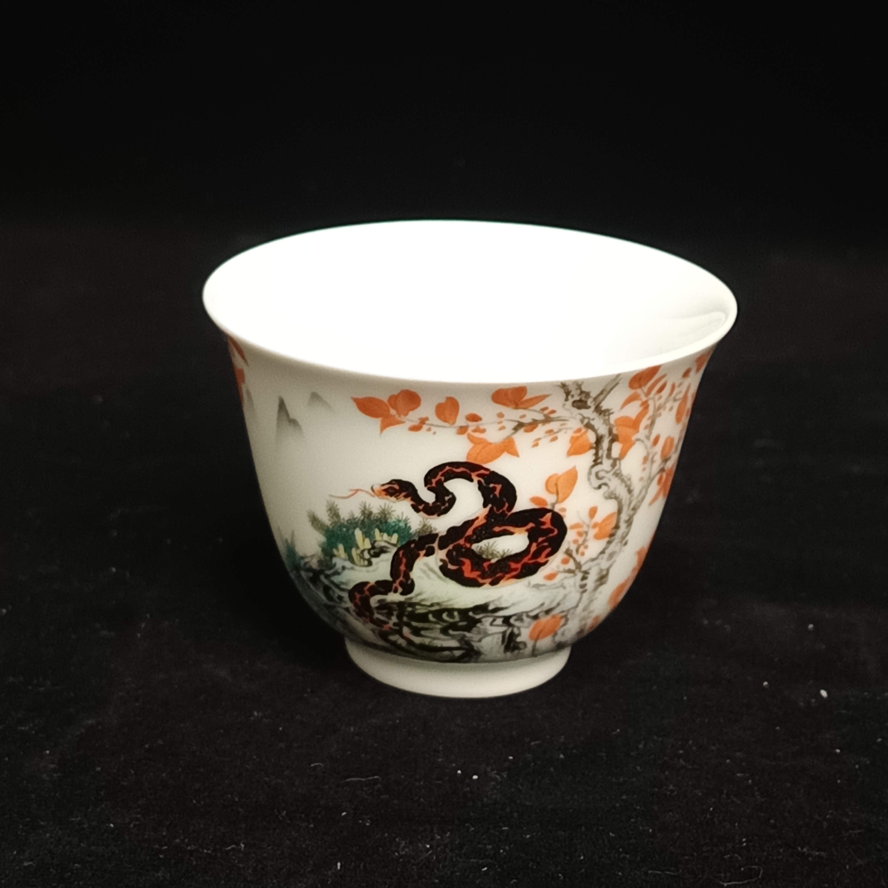 D粉彩巳蛇诗题纹杯