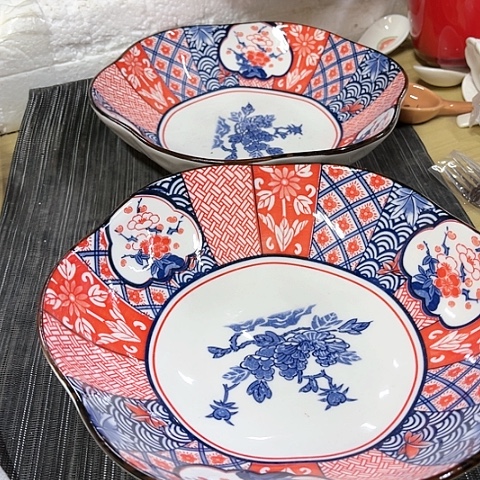 微瑕，不能明火，口径22厘米，高度4.5，2个梅花盘