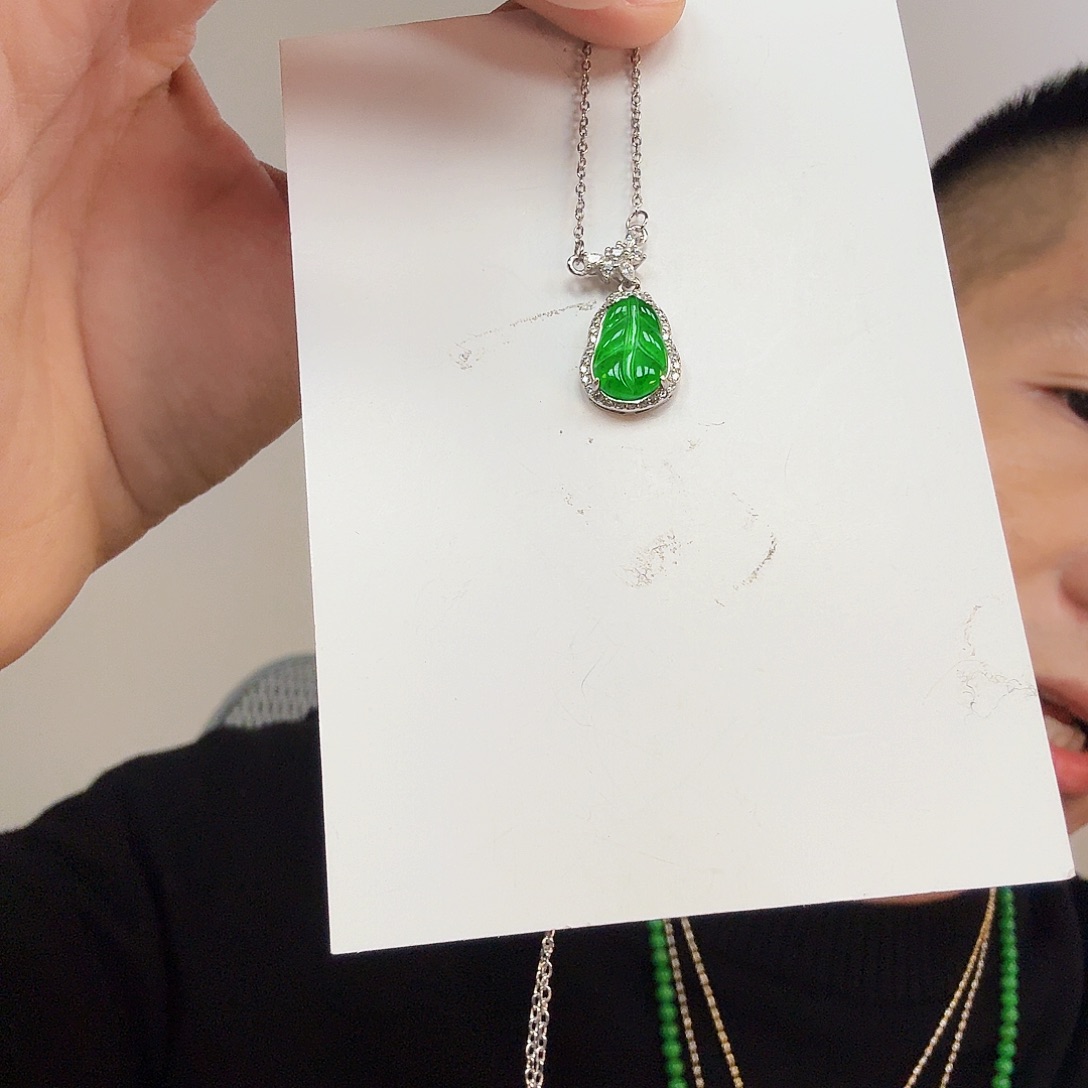 翡翠未镶嵌颈饰一件