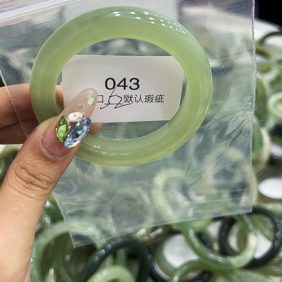 暖***姐蛇纹石玉未镶嵌手镯