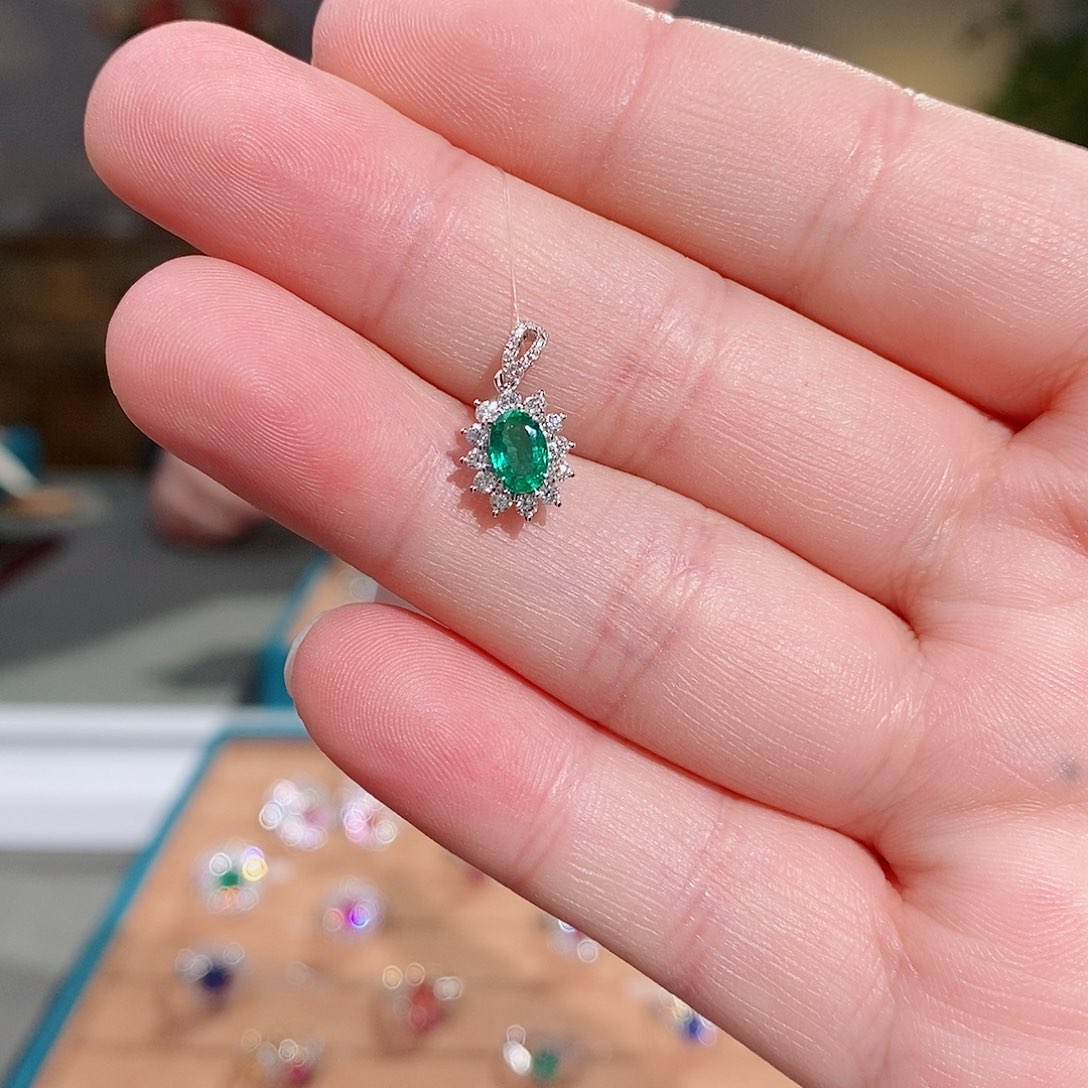 祖母绿颈饰18K金镶嵌0.40克拉