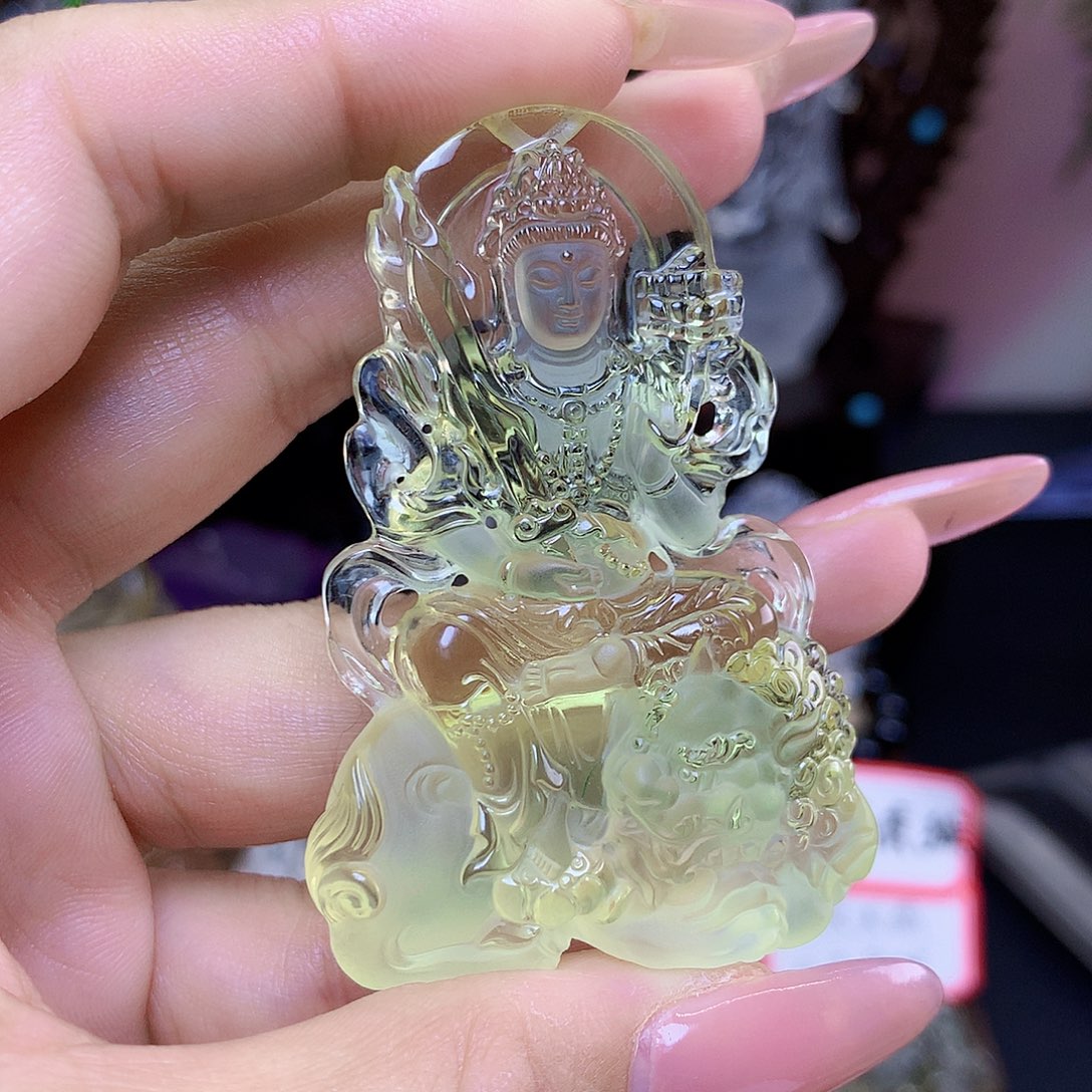 水晶颈饰未镶嵌努*中，