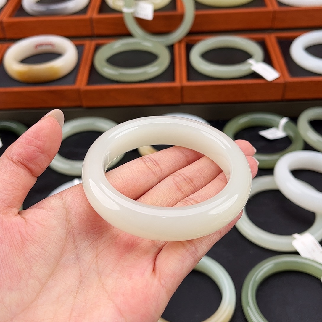 和田玉未镶嵌手镯