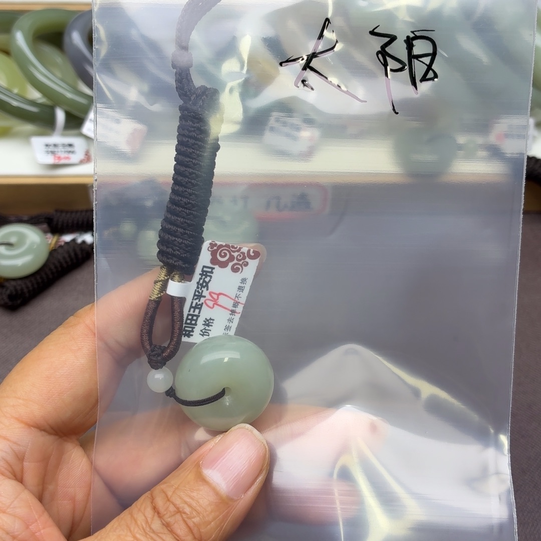 ****婲和田玉未镶嵌颈饰