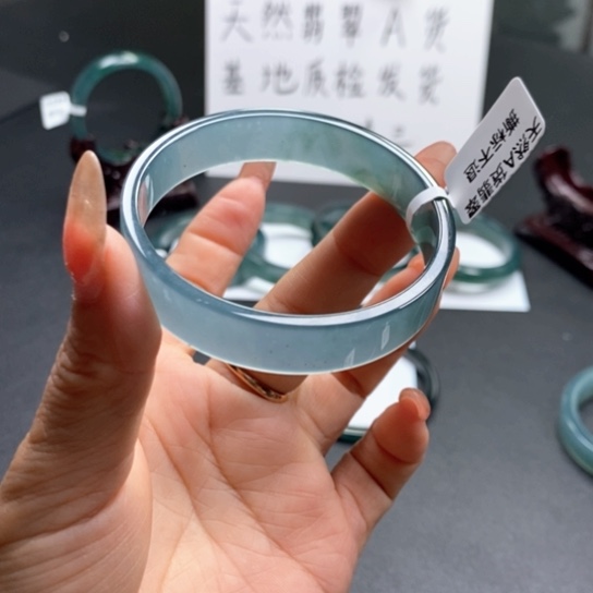 翡翠手镯未镶嵌指****香